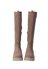 Stivali in suede marrone chiaro al ginocchio, con suola piatta, spessa e texturizzata. Presentano una cerniera laterale per un facile accesso e una finitura liscia.