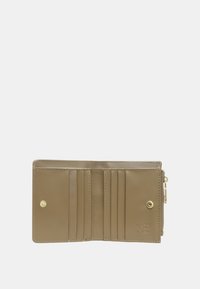 Portafoglio in pelle marrone con diversi scomparti per carte e una sezione con zip. Presenta hardware dorato e un dettaglio del logo impresso sulla parte frontale.