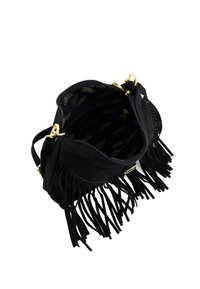 Sort ruskindshåndtaske med guldfarvet hardware, lynlås øverst og frynsedetaljer. Indvendigt med mønstret foer og flere rum.