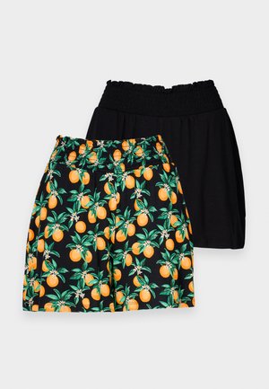 Calções pretos e estampados; um par preto com textura suave, um par estampado em laranja com folhas verdes e frutos laranja brilhante.