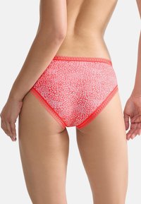 Hooggetailleerde koraalkleurige bikini met een gestructureerd patroon, kantafwerking en een zachte, elastaanmix. Heeft een gladde zijkant en achterkant.