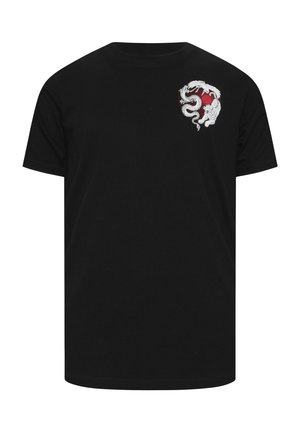 T-shirt nera a maniche corte con un drago bianco avvolto intorno a un cerchio rosso sul petto in alto a sinistra.