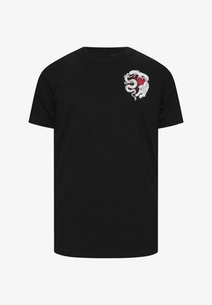 T-shirt nera a maniche corte con un drago bianco avvolto intorno a un cerchio rosso sul petto in alto a sinistra.