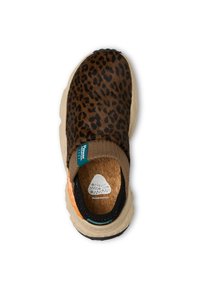 Scarpa slip-on con stampa leopardata, tomaia in tessuto marrone, soletta in sughero, intersuola crema e suola nera. Presenta un accento arancione sul tallone.