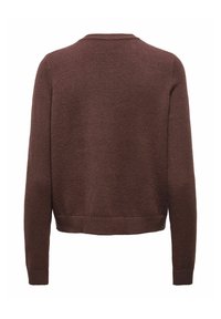 Pull en maille marron à manches longues avec poignets et ourlet côtelés, vu de dos sur un fond blanc.