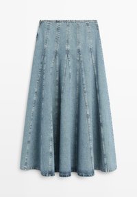 Midi-lange lichtblauwe spijkerrok met verticale naden en plooien, uitlopende silhouet en onafgewerkte zoom.