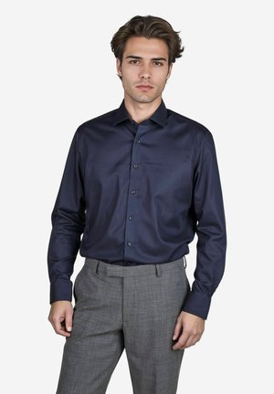 Marineblauwe, lange mouwen dress shirt met een gladde textuur, button-down kraag en bijpassende knopen, gecombineerd met grijze gemusterde broek.