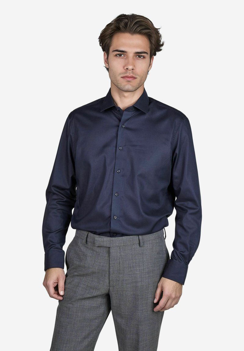 Marineblaue, langärmelige Hemd mit glatter Textur, Button-Down-Kragen und passenden Knöpfen, kombiniert mit grauen gemusterten Hosen.