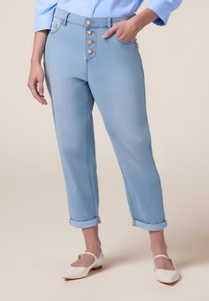Jeans de mezclilla azul claro con cintura alta, puños enrollados y cierre frontal de cinco botones. Textura suave y diseño clásico.