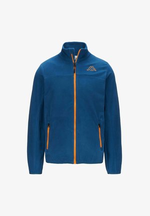 Giacca in pile blu con colletto alto e dettagli arancioni. Presenta una zip frontale e due tasche laterali con zip. Logo sulla parte superiore sinistra.