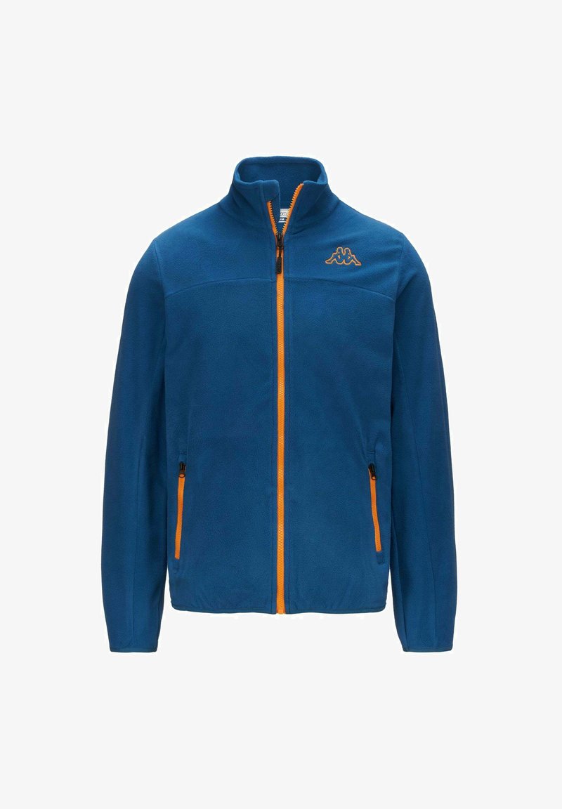 Giacca in pile blu con colletto alto e dettagli arancioni. Presenta una zip frontale e due tasche laterali con zip. Logo sulla parte superiore sinistra.