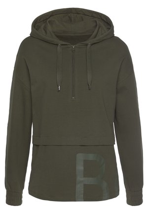 Olivgrüner Pullover mit Kapuze und langen Ärmeln, halbem Reißverschluss, Kordelzug an der Kapuze, elastischen Bündchen und einem großen, dezenten Buchstaben "B" unten links.