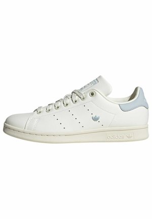 Zapatilla blanca de cuero con acento azul claro en el talón, puntera redonda, cordones planos, detalles laterales perforados y suela de goma texturizada.