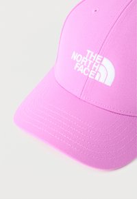 Ροζ καπέλο του μπέιζμπολ με λευκό κέντημα λογότυπου "The North Face" στην μπροστινή επιφάνεια, με λεπτομέρειες ραφής στην καμπυλωτή γείσο.