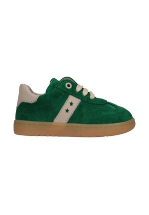 Sneaker in camoscio verde con lacci bianchi, linguetta del tallone bianca, striscia bianca con due ritagli a forma di stella e suola in gomma marrone chiaro.