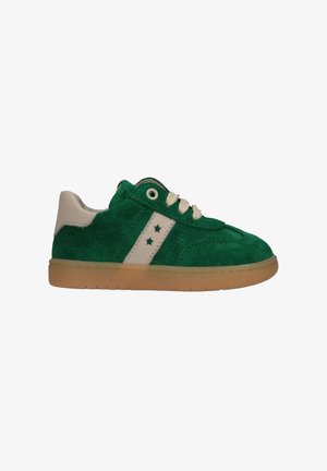 Sneaker in camoscio verde con lacci bianchi, linguetta del tallone bianca, striscia bianca con due ritagli a forma di stella e suola in gomma marrone chiaro.