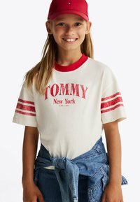 Tommy Hilfiger COLOUR BLOCKED CREW NECK - T-shirt con stampa - ancient white