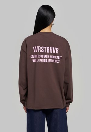 WRSTBHVR, WRSTBHVR LONGSLEEVE STUDIO V14 LONGSLEEVE UNISEX - Μπλούζα με μακριά μανίκια - chocolate brown