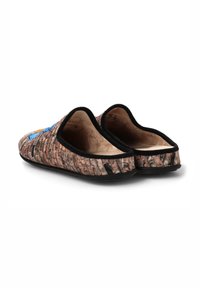 Zapatillas de tela con un patrón de ladrillo en tonos marrones y beige, que cuentan con un interior suave y un ribete negro en los bordes.