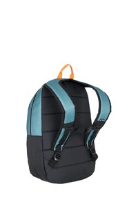 Mochila negra con detalles en azul verdoso, tirantes acolchados, hebilla ajustable en el pecho y un asa naranja. Presenta un diseño estructurado y duradero.