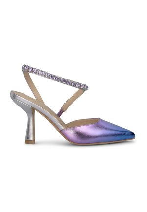Scarpa con tacco alto slingback con una finitura metallica sfumata di viola e blu, tacco e cinturino argentati decorati con embellishments viola.