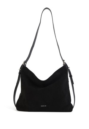 Schwarze Schultertasche aus Wildleder mit verstellbarem Lederriemen, weicher, lässiger Form und kleinem weißen "nat & nin"-Logo in der Mitte auf der Vorderseite.