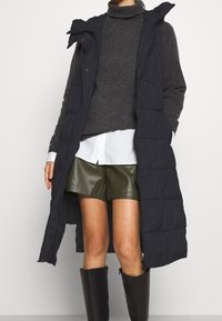 YAS Vesta - black