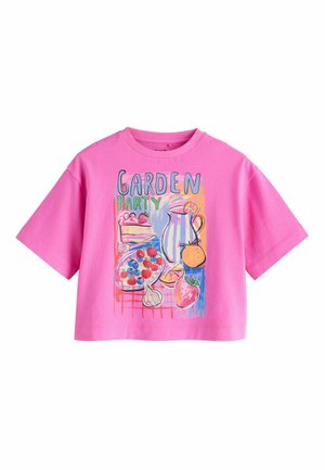Różowa koszula z krótkim rękawem z kolorową grafiką dzbanka, kawałka ciasta, owoców, czosnku oraz napisem "GARDEN PARTY" na przodzie.