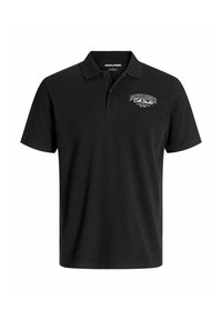 Zwarte polo shirt gemaakt van gladde stof. Heeft een klassieke kraag, korte mouwen en een wit logo op de linkerkant van de borst. Standaard pasvorm.