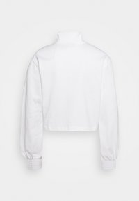 Biała, długorękawowa, krótkia bluza z wysokim kołnierzem i elastycznymi mankietami, pokazana od tyłu na jednolitym białym tle.