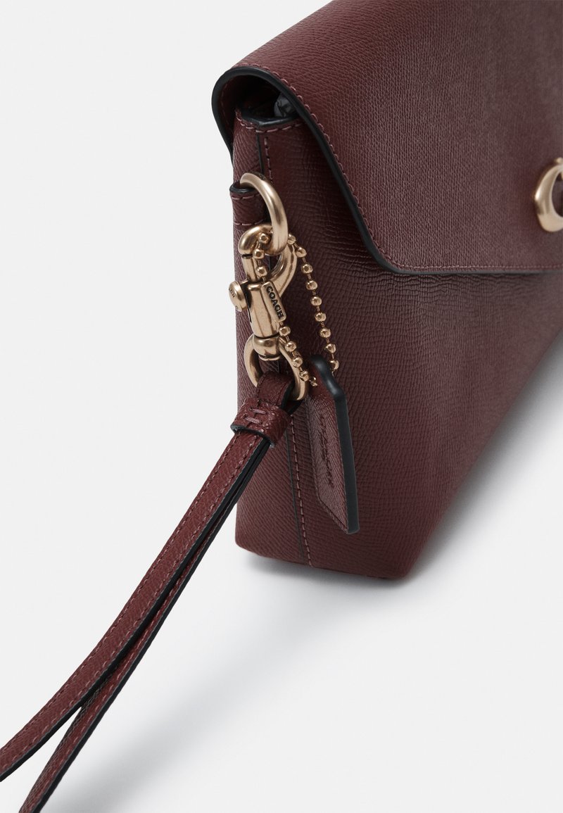 Coach CROSSGRAIN WRISTLET Clutch cherry/bordeaux Zalando.de