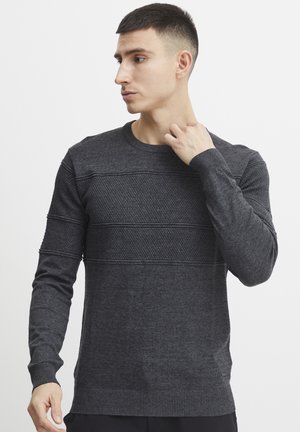 Maglione a maniche lunghe grigio scuro con strisce orizzontali testurizzate, colletto e polsini a costine, realizzato in un morbido materiale lavorato a maglia.