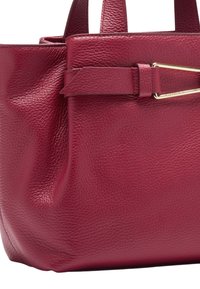 Borsa a tracolla in pelle cremisi con finitura testurizzata, dotata di una tracolla trapuntata e chiusura in metallo dorato. Design compatto e strutturato.