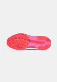Sportlich gestaltete Schuhsohle in lebhaftem Pink und Rot, ausgestattet mit strukturierten Grip-Mustern und einem glatten Bereich mit Markenlogo.