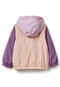 Giacca color-block con un corpo rosa chiaro, maniche viola e cappuccio lilla, dotata di polsini elastici e orlo arricciato per una vestibilità aderente.