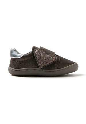 Scarpe in suede marrone con suola grigia scura e texture, dotate di una cintura a forma di cuore con glitter e dettaglio metallico argento sul tacco.