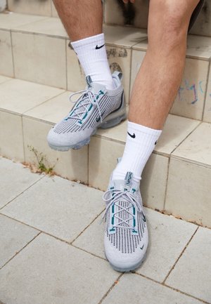 AIR VAPORMAX 2021 - Trainers - light bone/dark atomic teal/phantom/metallic silver