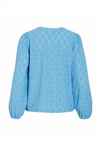 Sinine puuvillane pluus, millel on tekstuuriga ruudukujuline muster. Disainil on paugutatud varrukad ja ümar kaelus. Tagumine vaade.