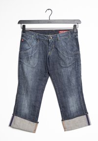 Jeans de denim azul oscuro con un corte relajado, que presentan costuras visibles, cinco bolsillos y puños enrollados con acentos multicolores.