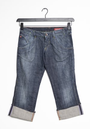 Tummansininen farkkutakki, jossa on rento malli, näkyvät saumat, viisi taskua ja käännetyt lahkeet monivärisillä yksityiskohdilla.