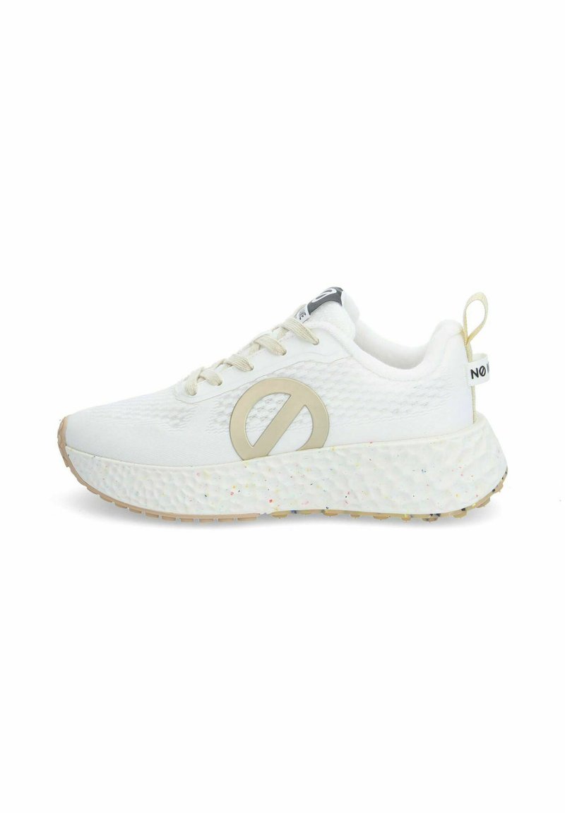 Scarpa da ginnastica bianca con una parte superiore testurizzata, logo beige e una suola intermedia maculata. Presenta un occhiello sul tallone e lacci leggeri.