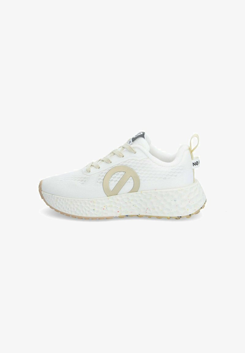 Baskets blanches avec un dessus texturé, un logo beige et une semelle intermédiaire mouchetée. Présente une languette au niveau du talon et des lacets légers.