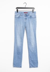 Vaqueros de mezclilla azul claro con corte recto, cinco bolsillos, un desgaste sutil y cierre con botón y cremallera. Se cuelga de una percha de plástico negro.