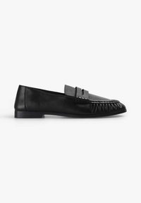 Mocasín de cuero negro con punta redondeada, presenta una costura elevada y dos correas horizontales sobre el empeine. Tacón bajo y plano. Textura suave.