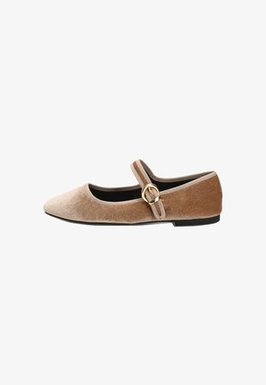 Zapato plano de terciopelo marrón claro, con puntera afilada y una correa con hebilla dorada. Parte superior texturizada con suela negra sólida.