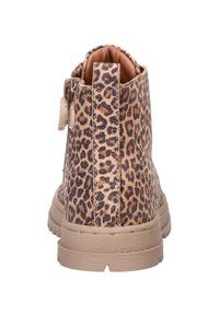 Leopardprint enkellaarsje van zacht materiaal, met een gestructureerd oppervlak, een ronde neus en een beige rubberen zool met dempingdetails.