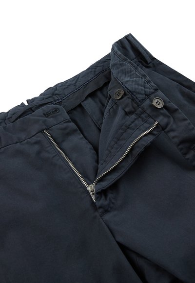 Pantalon bleu marine avec une fermeture à glissière, une fermeture à bouton et une texture lisse. Présente une taille cousue et des lignes épurées sans motifs.