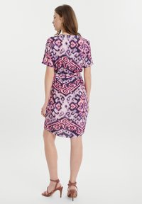 Kurzarmpf dress mit einem pinken und lila abstrakten Muster, tailliertem Bund und knielangem Saum. Aus leichtem Stoff gefertigt.