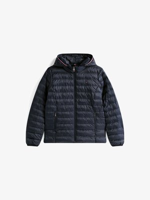 Giacca puffer blu navy con cappuccio, caratterizzata da un design trapuntato, zip frontale e due tasche laterali con zip. L'interno presenta un bordo rosso a contrasto.