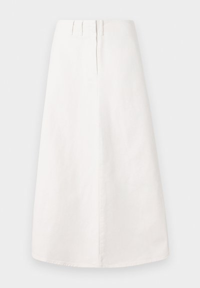 Hvit A-linje skjørt laget av et glatt stoff, med plisserte detaljer i midjen og en rett kant. Enkel tekstur, mid-lengde design.